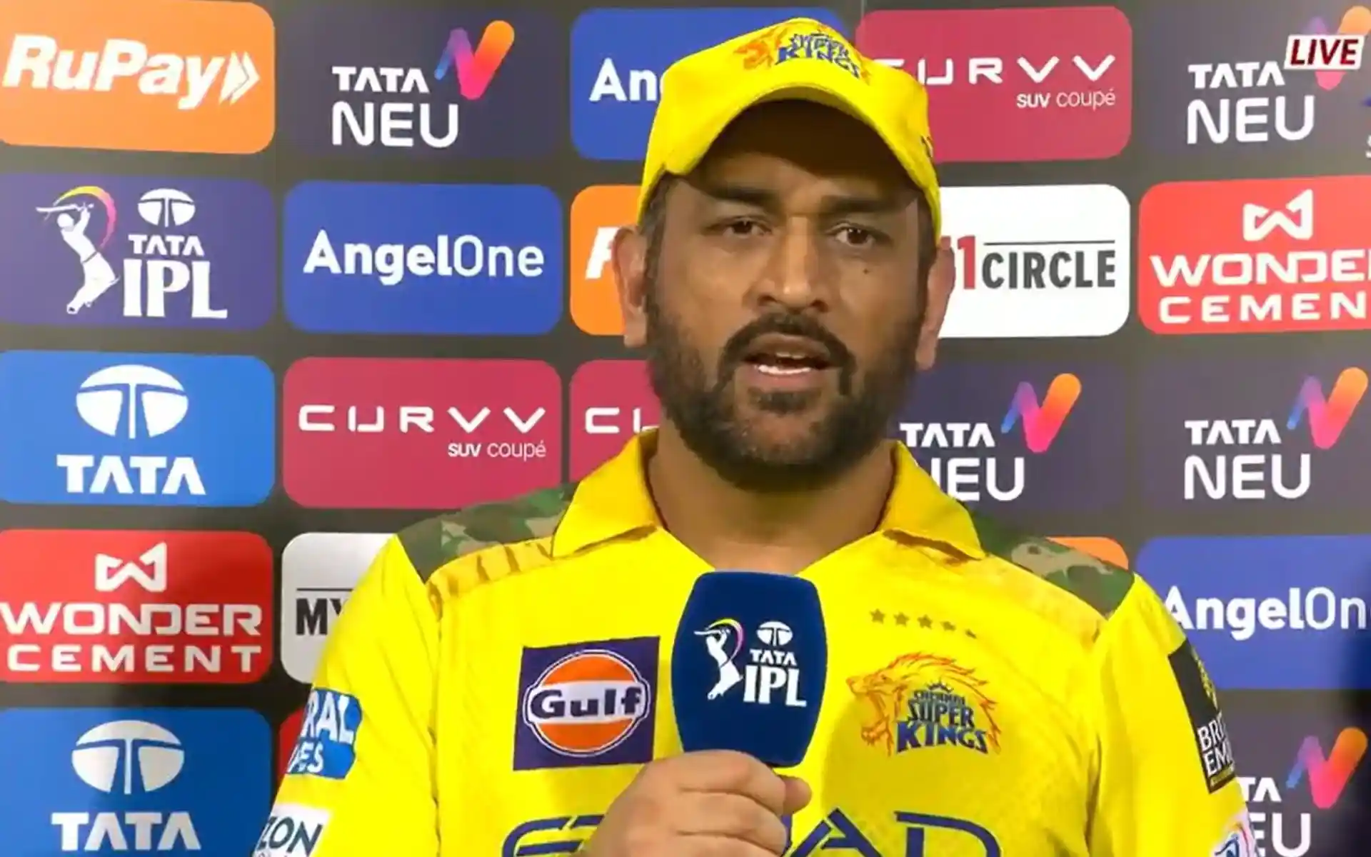 एम चिन्नास्वामी में RCB से हार के बाद भावुक हुए CSK कप्तान एमएस धोनी